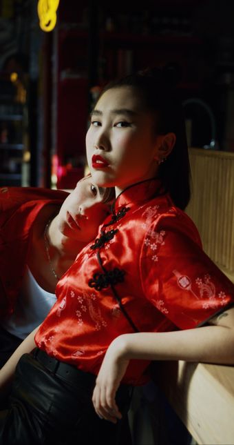 中国情侣靠在肩上视频素材