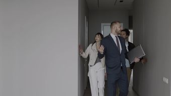 下班的年轻人视频素材