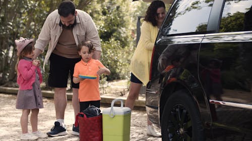 Video of a Family Unloading Things in Car