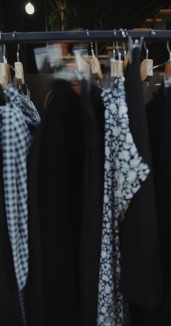 外国人挑选服装视频素材