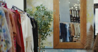 外国人挑选服装视频素材