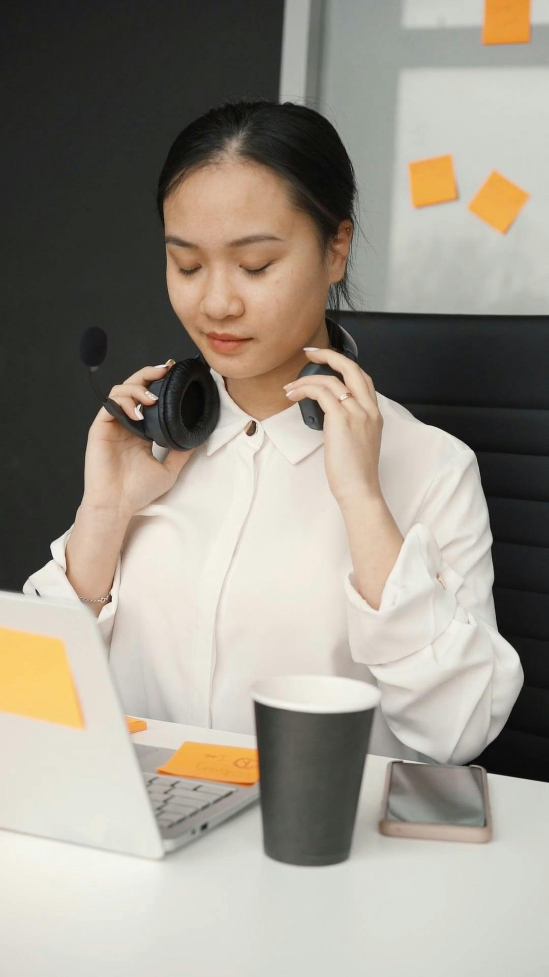 Bezplatn\u00e9 video z videobanky na t\u00e9mu agent call centra, dlh\u00e9 ruk\u00e1vy ...