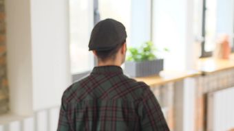 走出餐厅视频素材