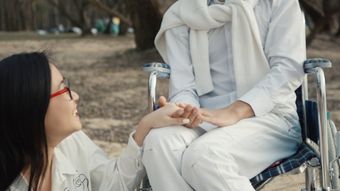 停止精神内耗后，越谈越轻松视频素材