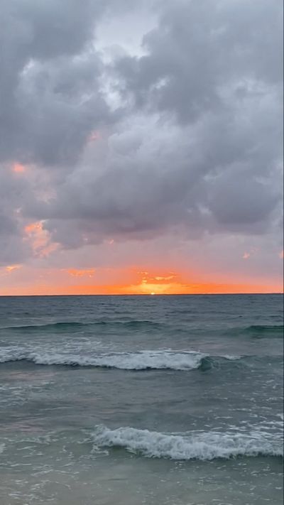 Trippy Clicker's ocean waves sunset video