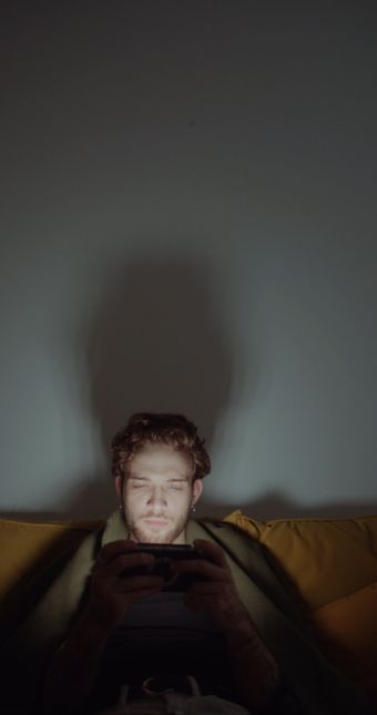 晚上熬夜不睡觉视频素材