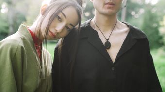 中国情侣靠在肩上视频素材