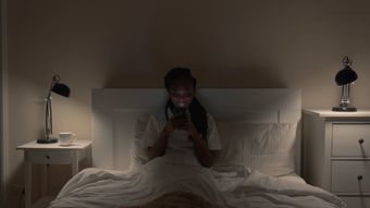 晚上熬夜不睡觉视频素材