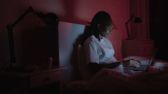 晚上熬夜不睡觉视频素材