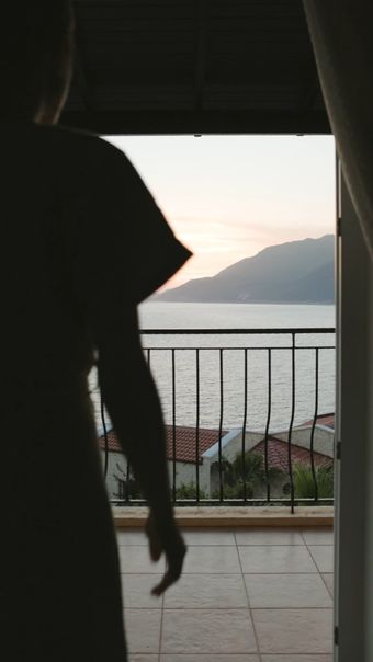黄昏美女落寞背影免费下载视频素材