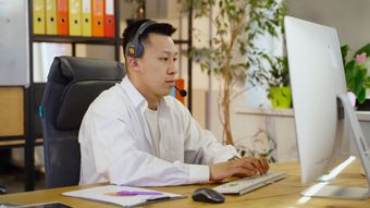 中国 柜台电脑工作视频素材
