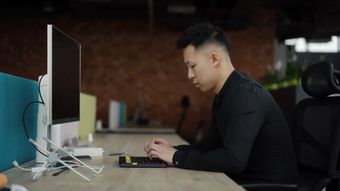中国 柜台电脑工作视频素材