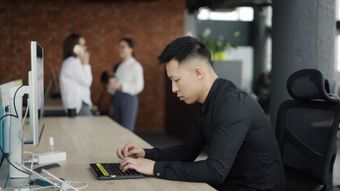 中国 柜台电脑工作视频素材