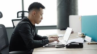 中国 柜台电脑工作视频素材
