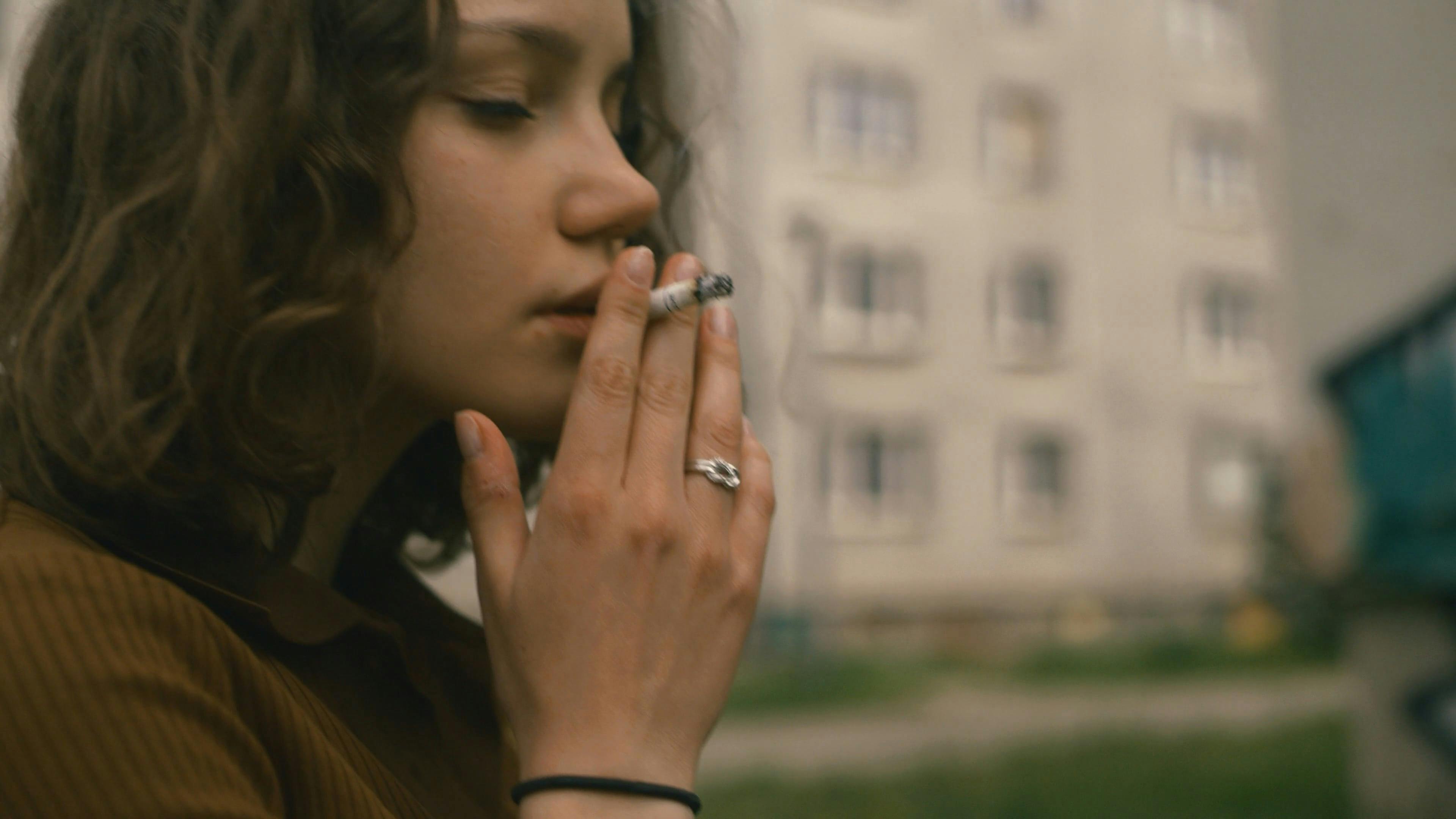 タバコを吸う女性 無料の動画素材