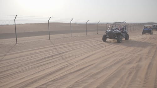 砂漠を走る2台の車 無料の動画素材