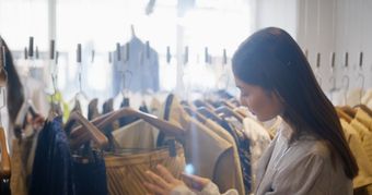 外国人挑选服装视频素材