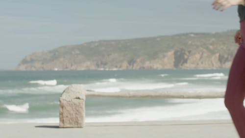 Um Homem Correndo Na Costa Da Praia · Vídeo profissional gratuito