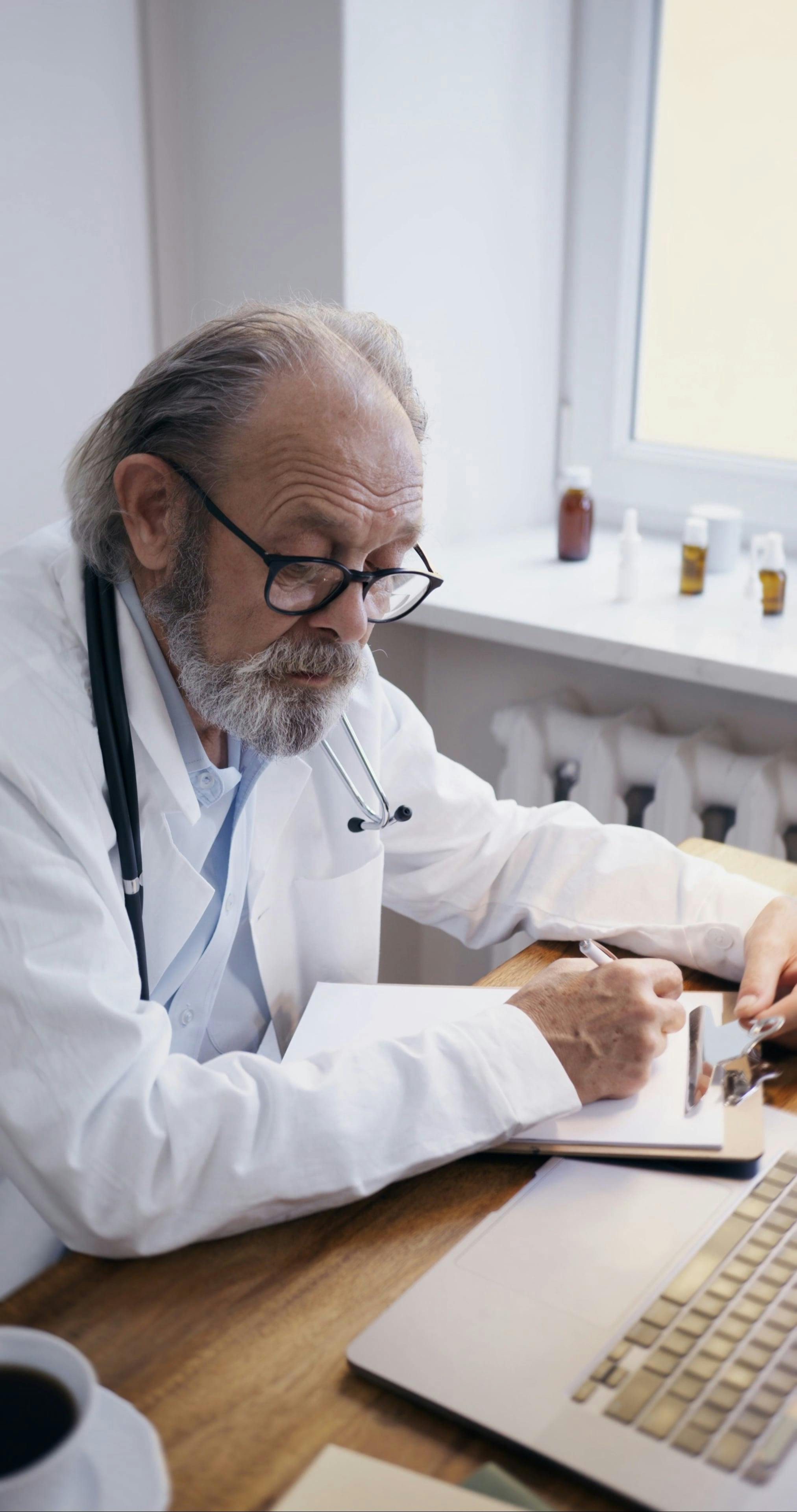 Video gratuito di anziano, appunti, carta