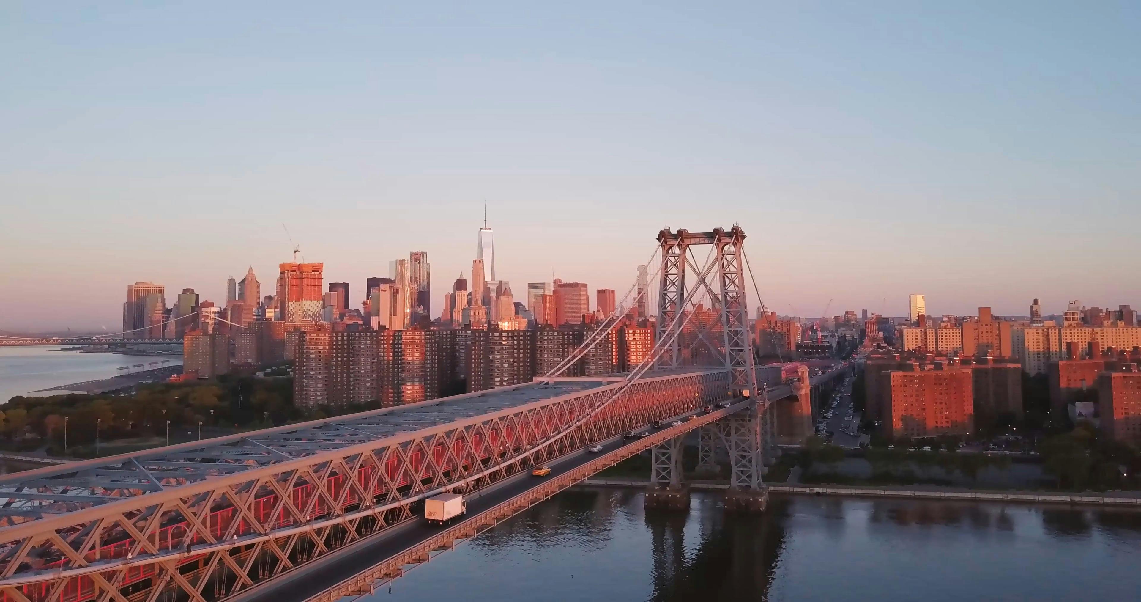 Drone Footage of the Williamsburg Bridge · Free Stock Video