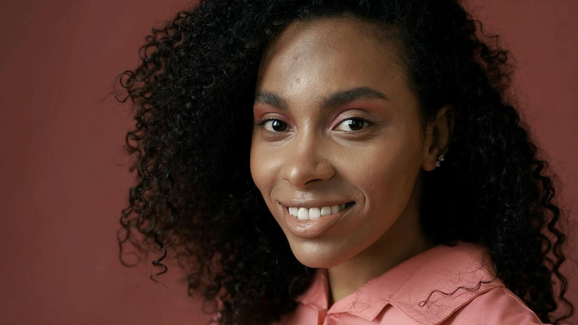 Ücretsiz bakmak, bukleli saç, dikey video stok videosu