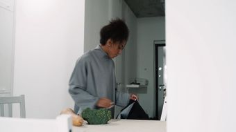 披上外套免费下载视频素材视频素材