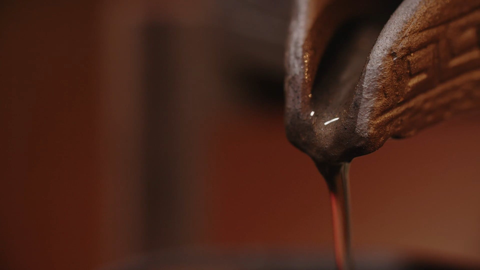 water pouring from a spout 8507741