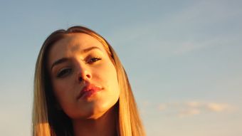 美女傍晚视频高清视频高清视频免费下载视频素材