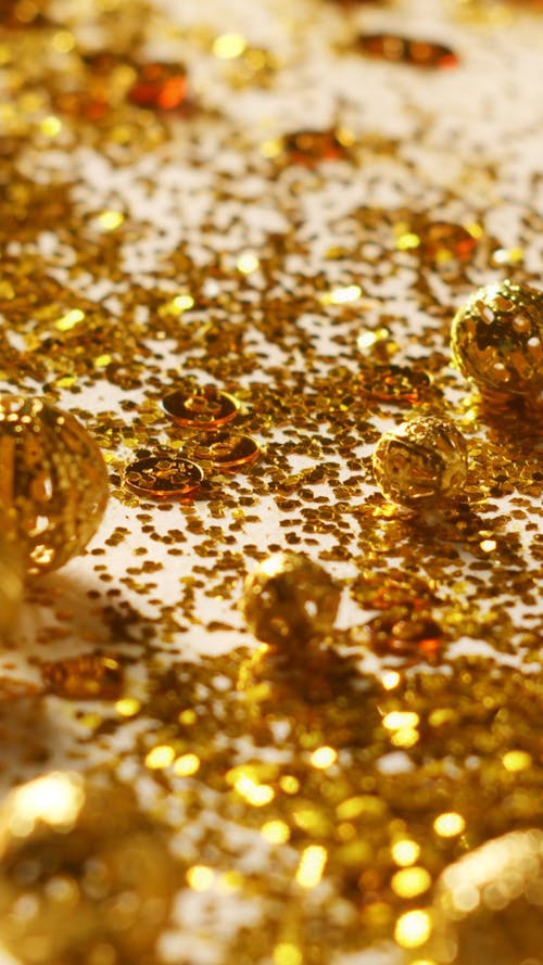 Gold Glitters on the Table