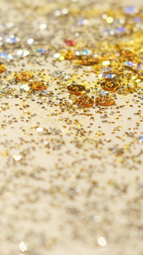 Gold Glitters on the Table