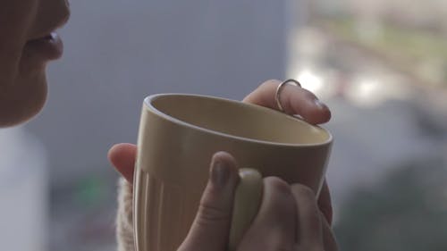 Vrouw Koffie Drinken En Praten Met Haar Vriendje