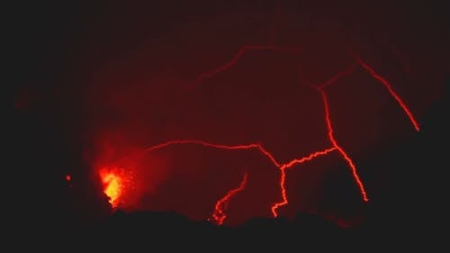Lava Em Erupção Da Cratera De Um Vulcão