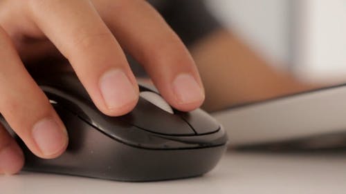 Mano Sul Mouse Di Un Computer