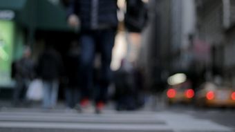 很多行人过马路高清视频免费下载高清视频视频素材