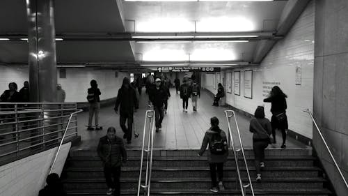 駅の白黒映像