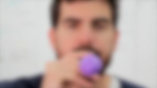 Homem Soprando Um Balão Roxo