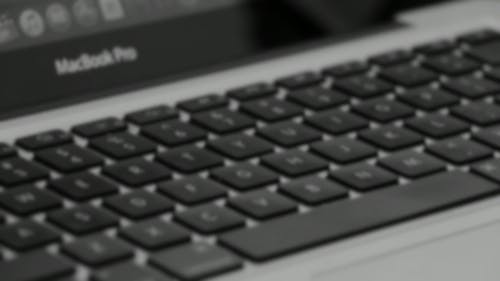 черно белое видео человека, печатающего на клавиатуре