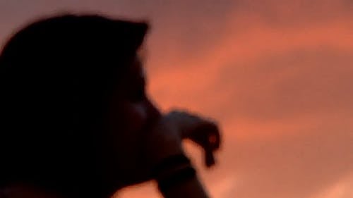 Silhouette Di Una Ragazza Che Gira