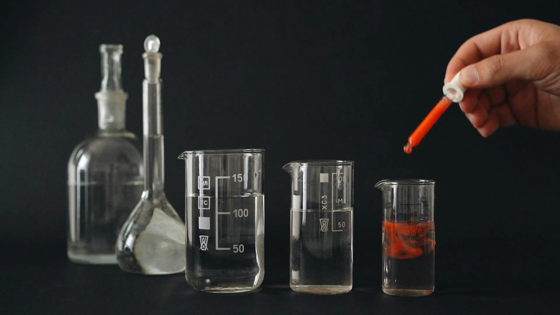 Liquids Mixing on a Beaker · Free Stock Video