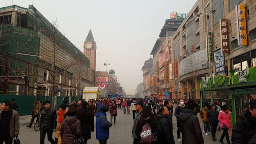 Kışın Yoğun Sokaklarda Yürüyen Insanlar