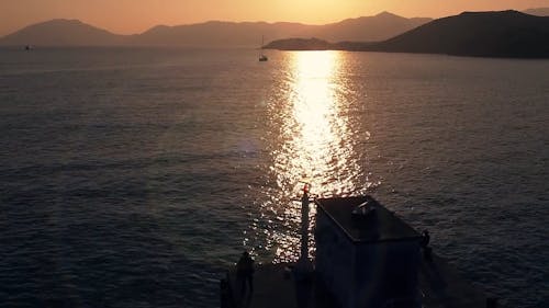 Film Z Ludźmi łowiącymi Podczas Zachodu Słońca