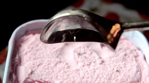 Видео черпания мороженого