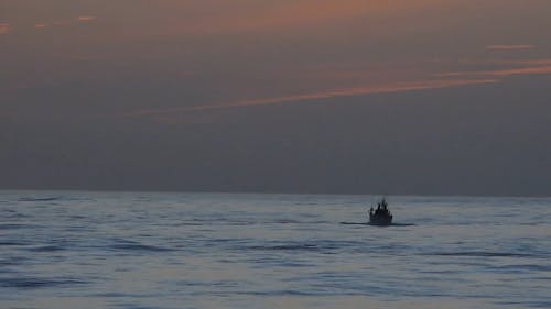 Perahu Berlayar Jauh