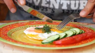 eating healthy breakfast