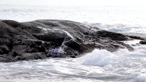 海浪在一塊岩石上