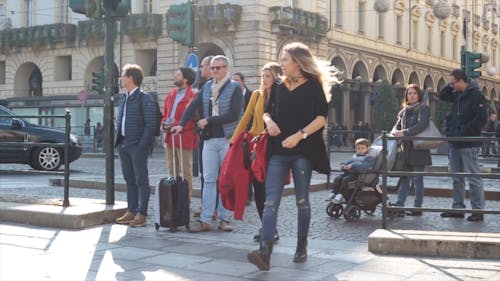 Turista Che Attraversa La Strada