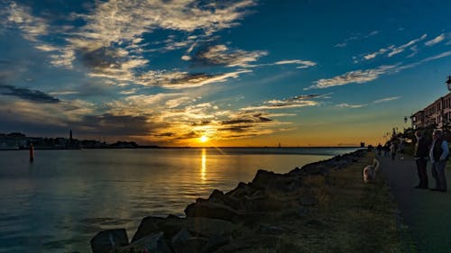 Schip Dat Tijdens Zonsondergang Kruist