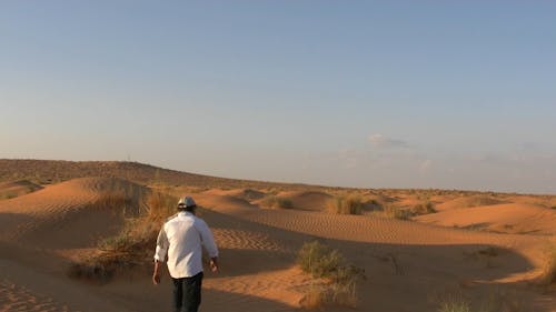 Hombre De Pie En Medio Del Desierto