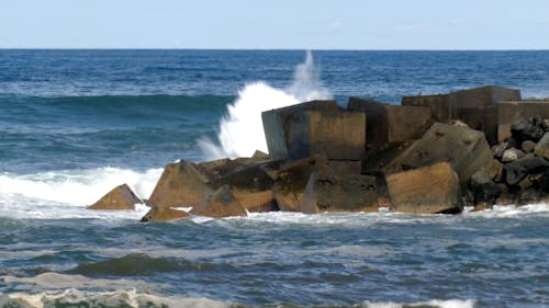 Olas Rompiendo A Través De Grandes Rocas