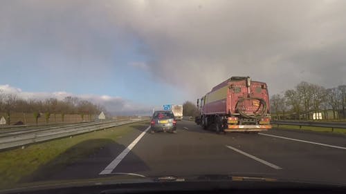 道路上の車のタイムラプスビデオ